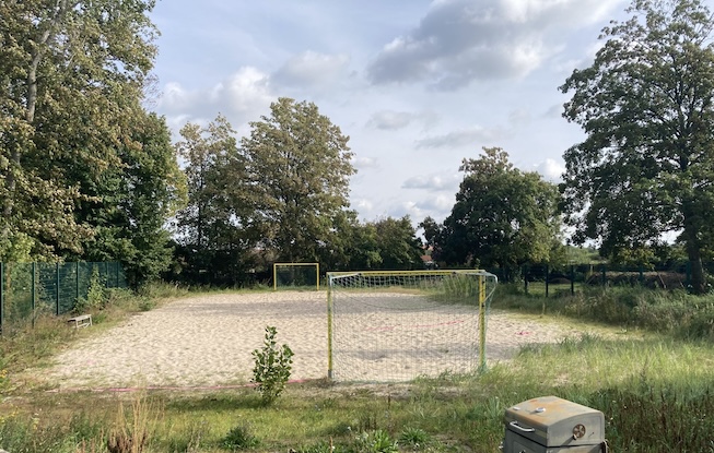 Ferienprogramm in Leipzig. Sportplatz mit Sport-Feldern für die Ferienbetreuung beim Motor Gohlis-Nord Leipzig e.V..