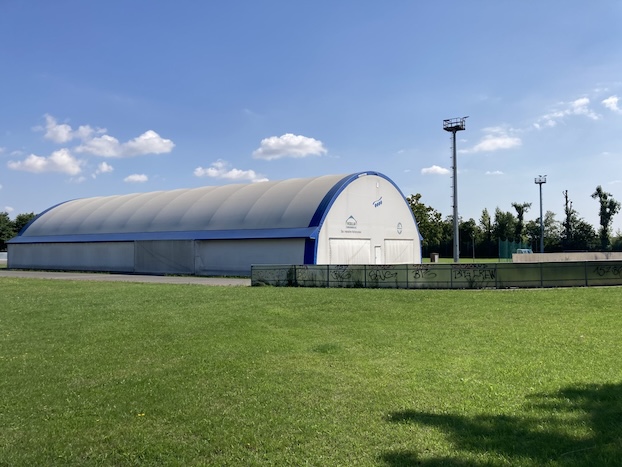Ferienprogramm in Leipzig. Sportplatz mit Sporthalle für die Ferienbetreuung beim Motor Gohlis-Nord Leipzig e.V..